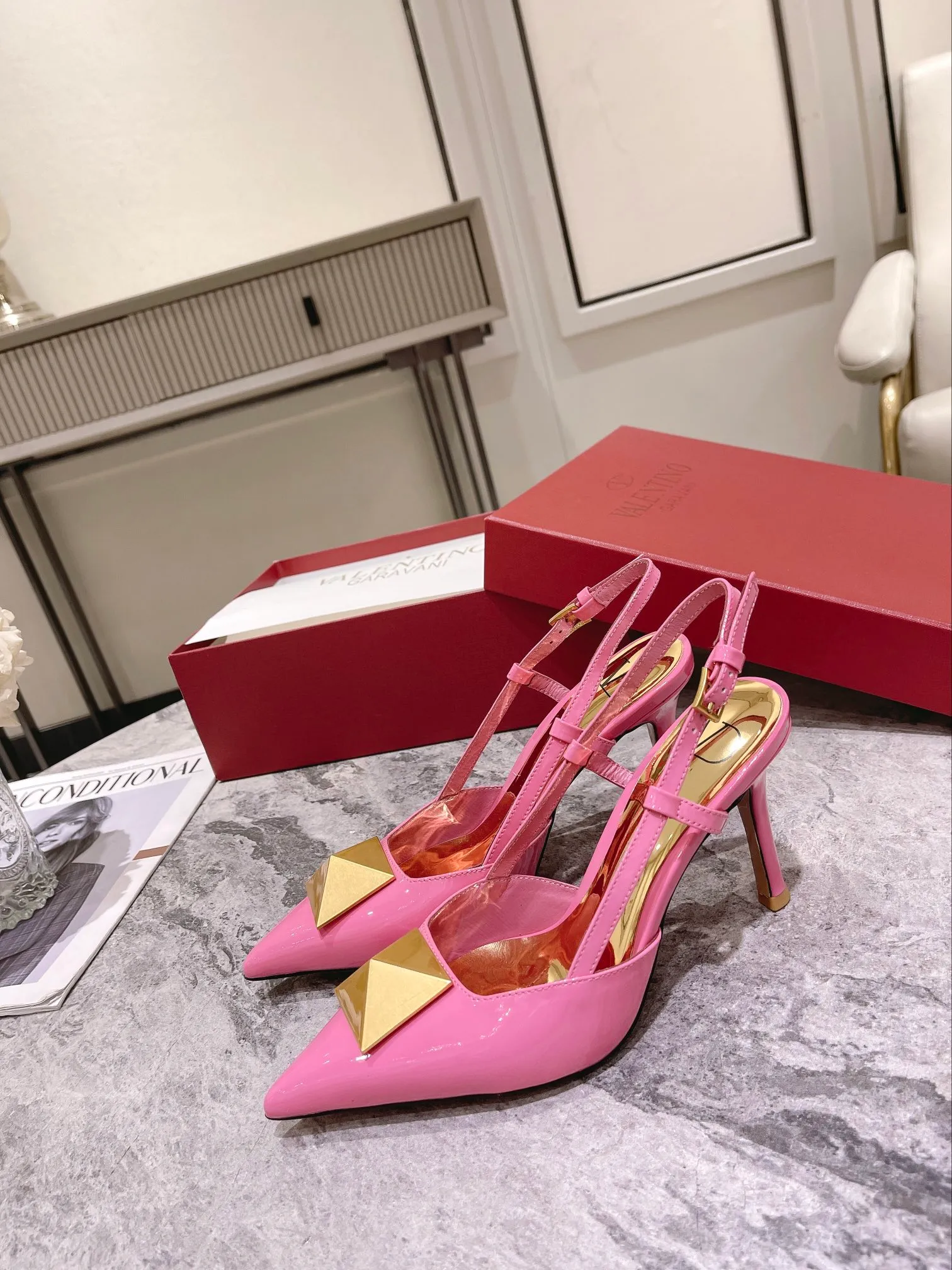 👟👟Ex-factory price 400👟👟 Genuine leather sole +40 Valentino Valentino spring and summer new rivet shoes are new☑️ —————————————— The latest golden big rivet element is full of high-end sense! Extremely fashionable Heel height: 9.5cm Upper: Matt sheepskin Lining: Sheepskin lining Outsole: Italian genuine leather outsole, rubber sole optional Color: Two styles and 8 colors available Code number: 34-41 (34 and 42 customized are not returnable)